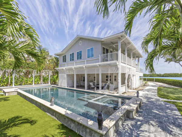 Waterfront Retreat with 4 Bedrooms in Longboat Key
